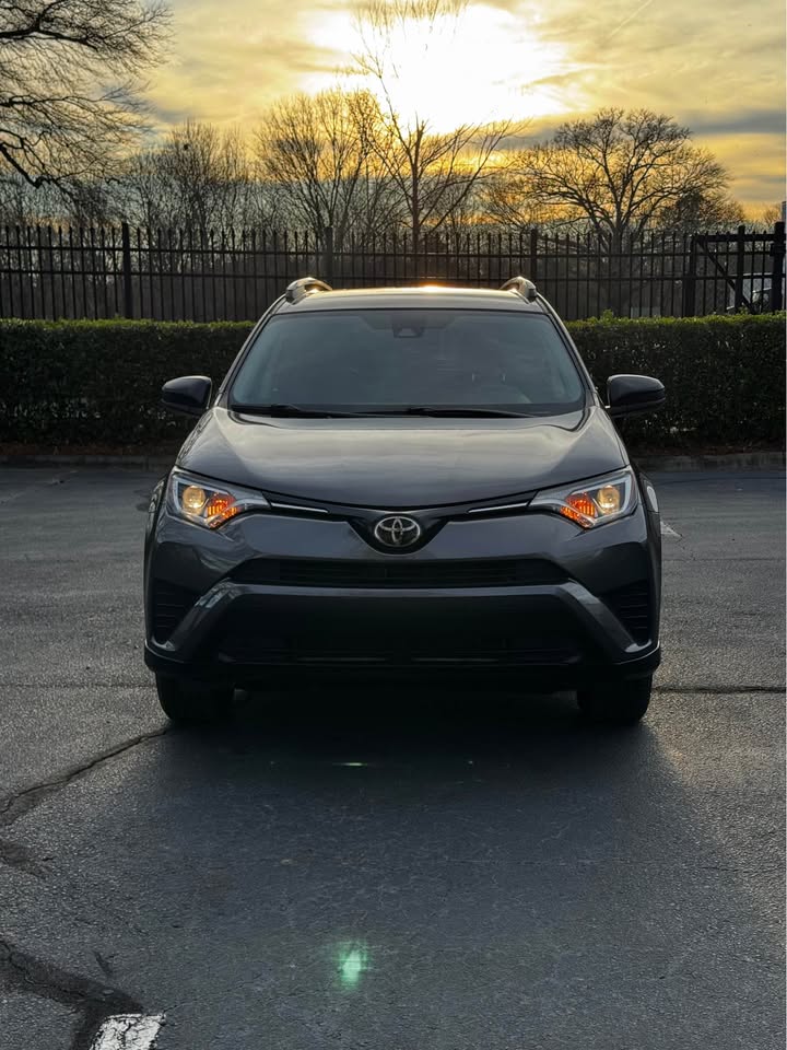 2017 Toyota RAV4 LE photo 3