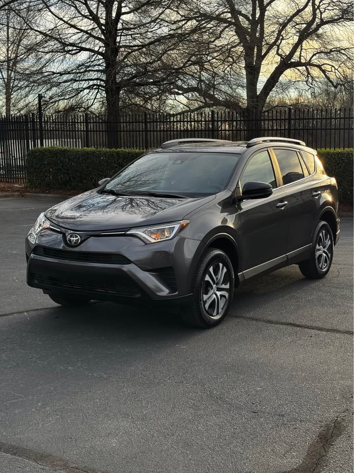 2017 Toyota RAV4 LE photo 4