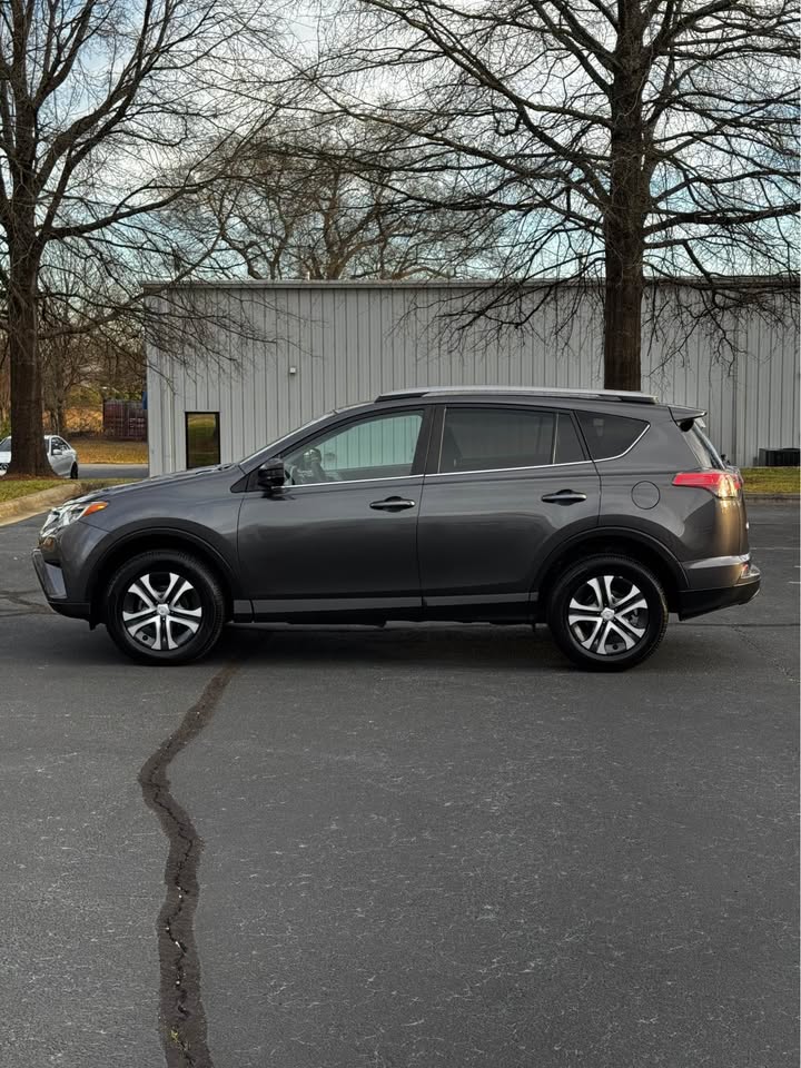 2017 Toyota RAV4 LE photo 5