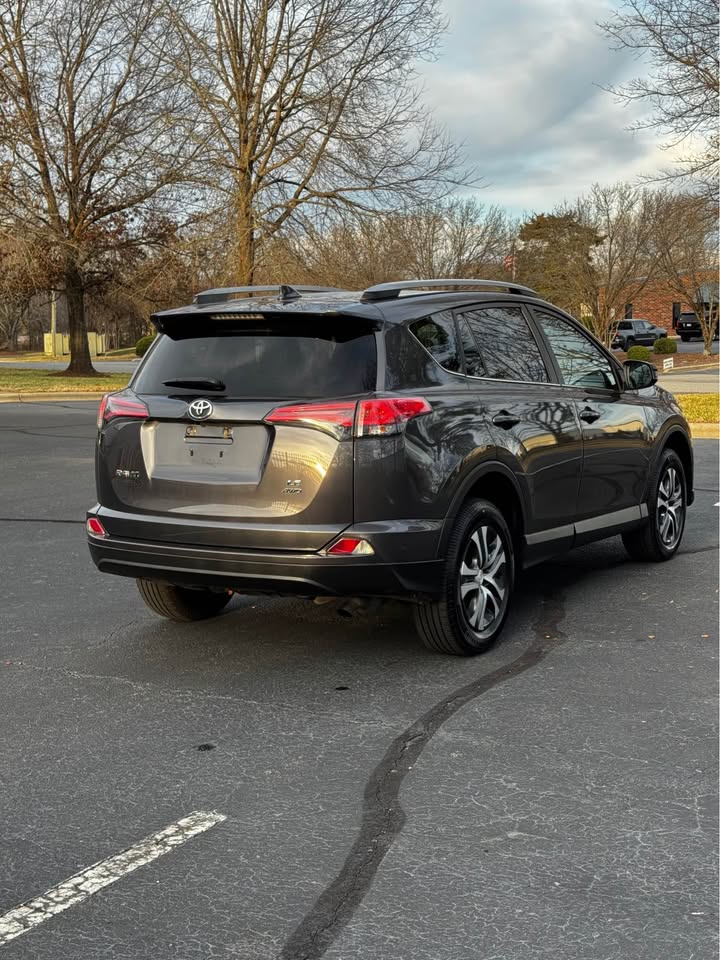 2017 Toyota RAV4 LE photo 8