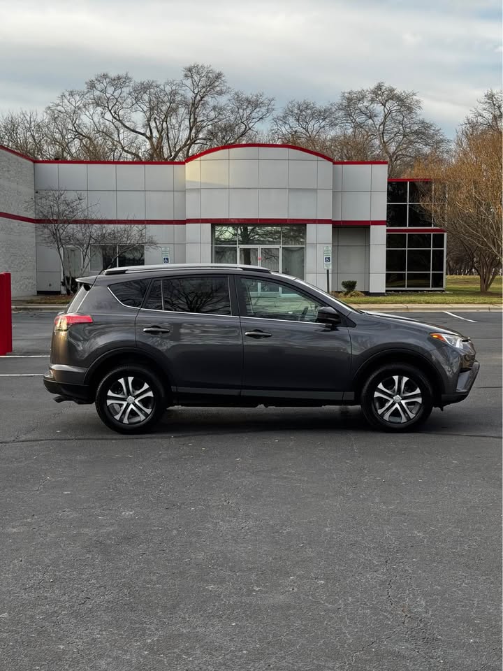 2017 Toyota RAV4 LE photo 9