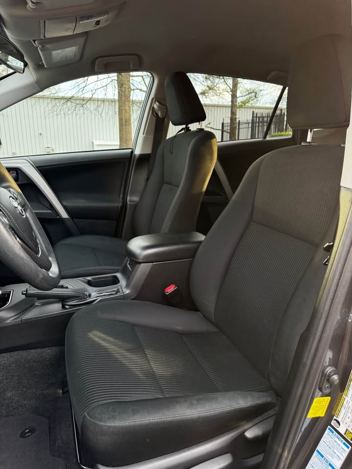 2017 Toyota RAV4 LE photo 11