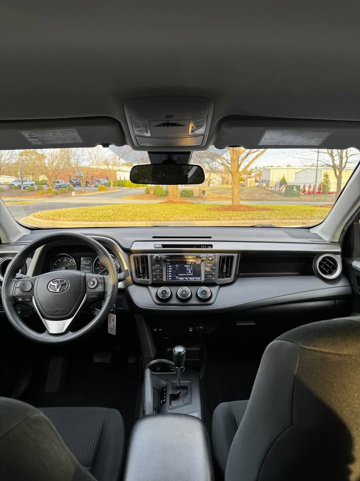 2017 Toyota RAV4 LE photo 13