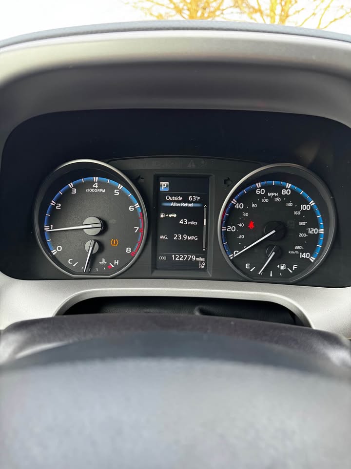 2017 Toyota RAV4 LE photo 14