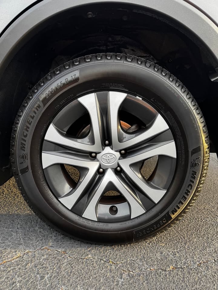 2017 Toyota RAV4 LE photo 17