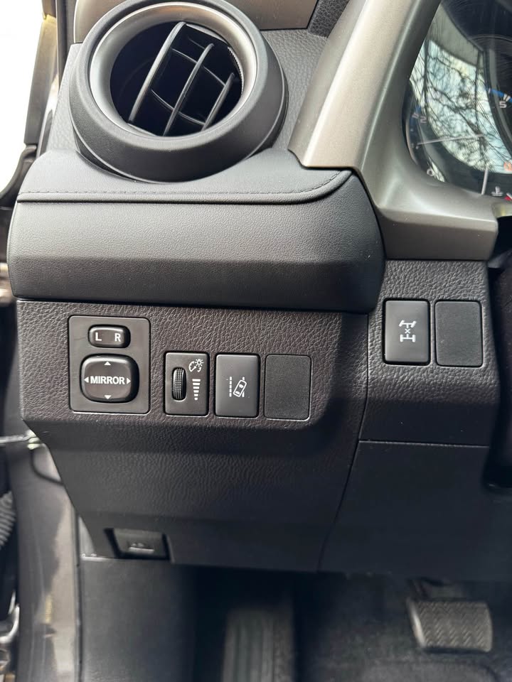 2017 Toyota RAV4 LE photo 21