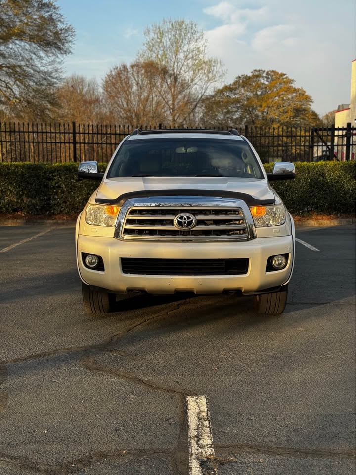 2013 Toyota Sequoia Platinum photo 2