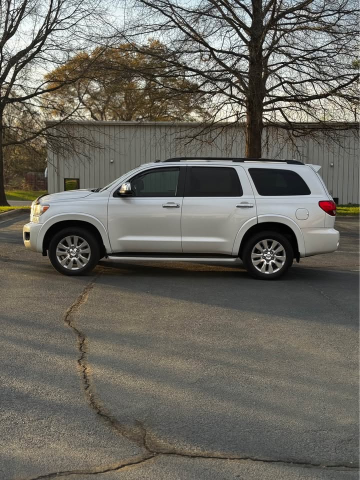 2013 Toyota Sequoia Platinum photo 4