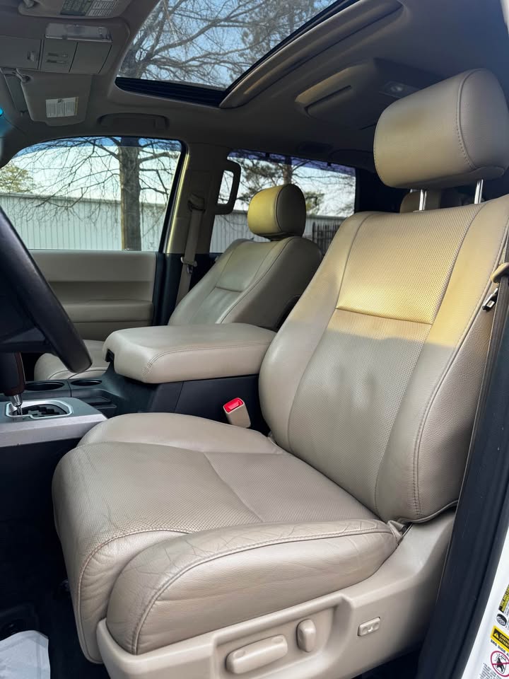 2013 Toyota Sequoia Platinum photo 10