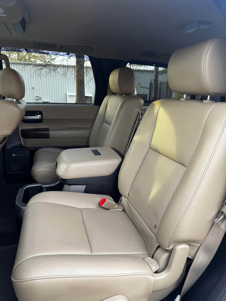 2013 Toyota Sequoia Platinum photo 11