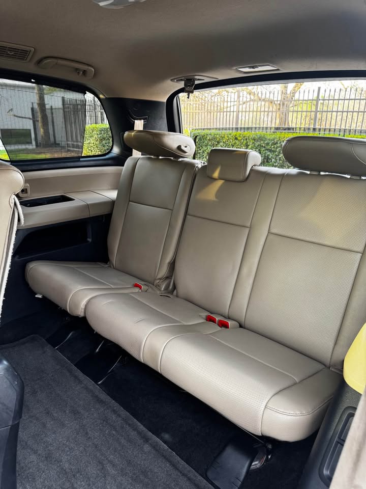 2013 Toyota Sequoia Platinum photo 13