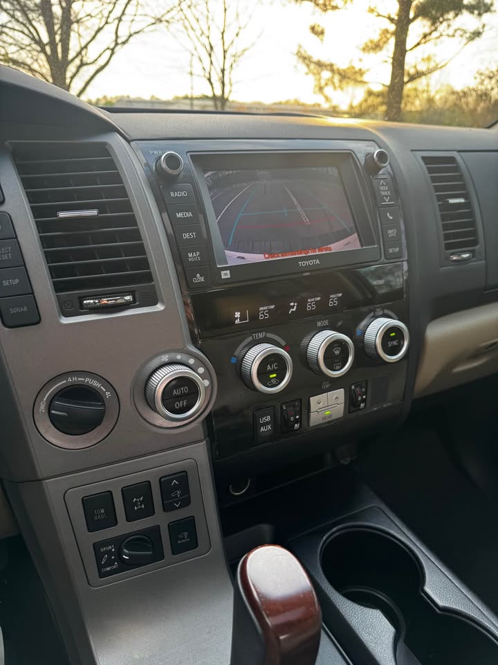 2013 Toyota Sequoia Platinum photo 17