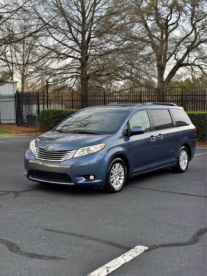 2015 Toyota Sienna XLE photo 2