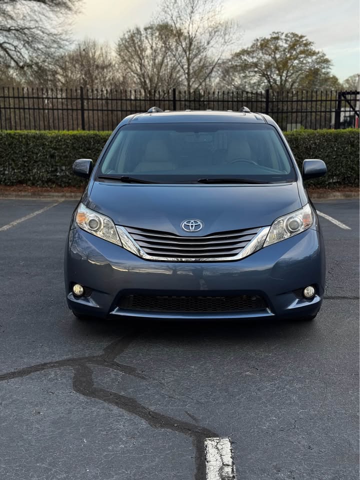 2015 Toyota Sienna XLE photo 3