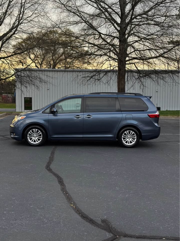 2015 Toyota Sienna XLE photo 4