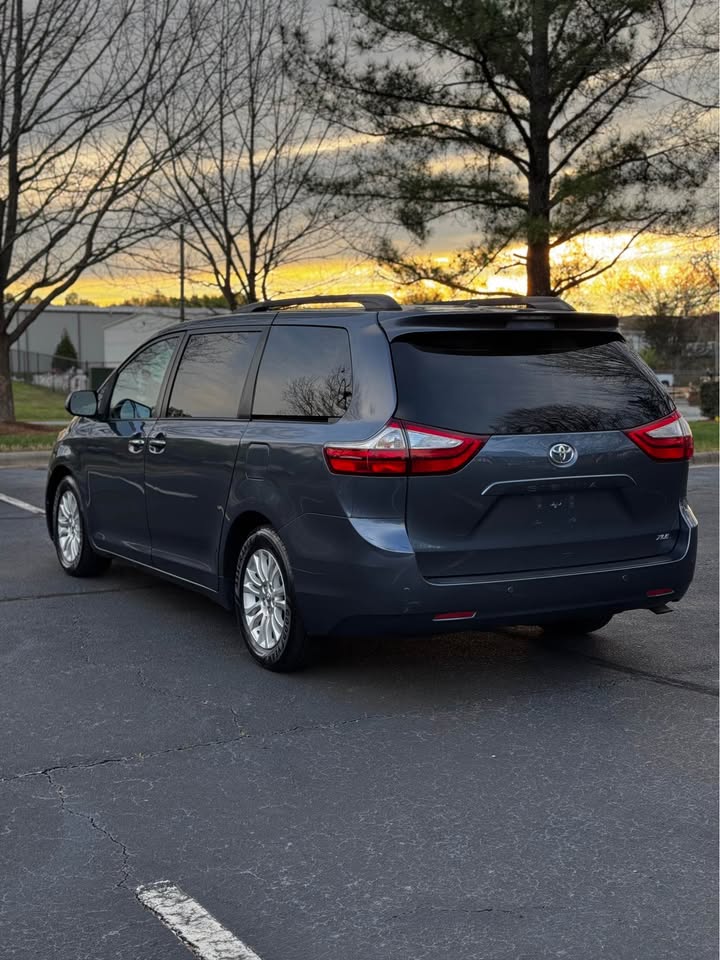 2015 Toyota Sienna XLE photo 5