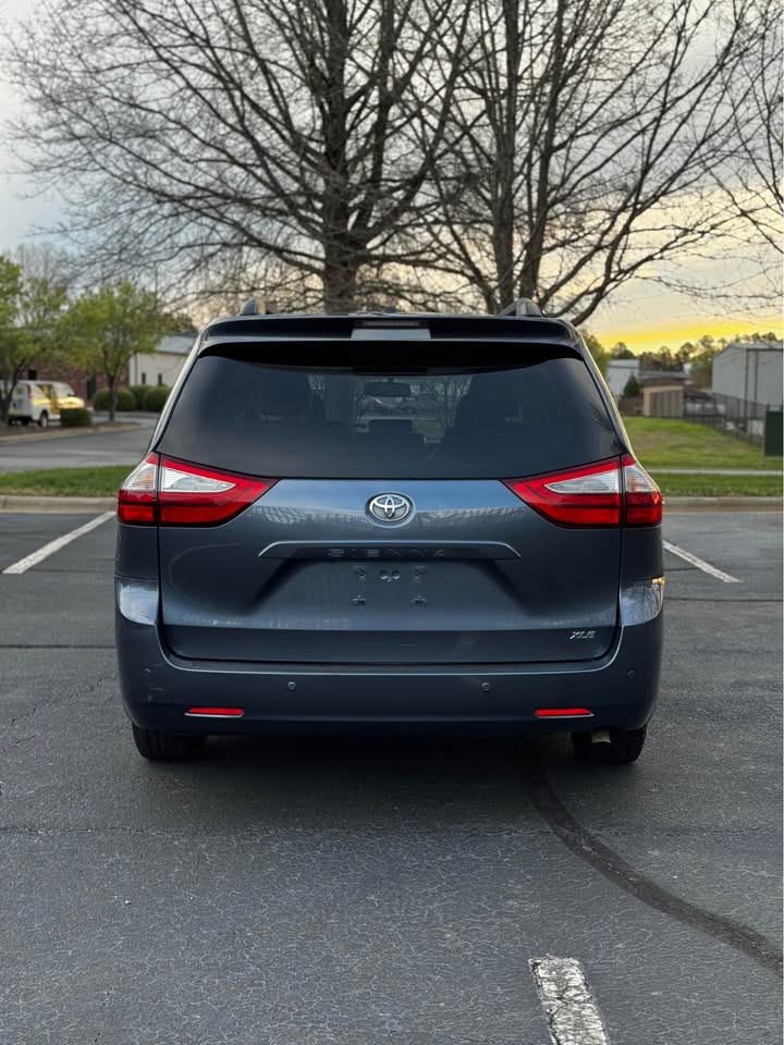 2015 Toyota Sienna XLE photo 6
