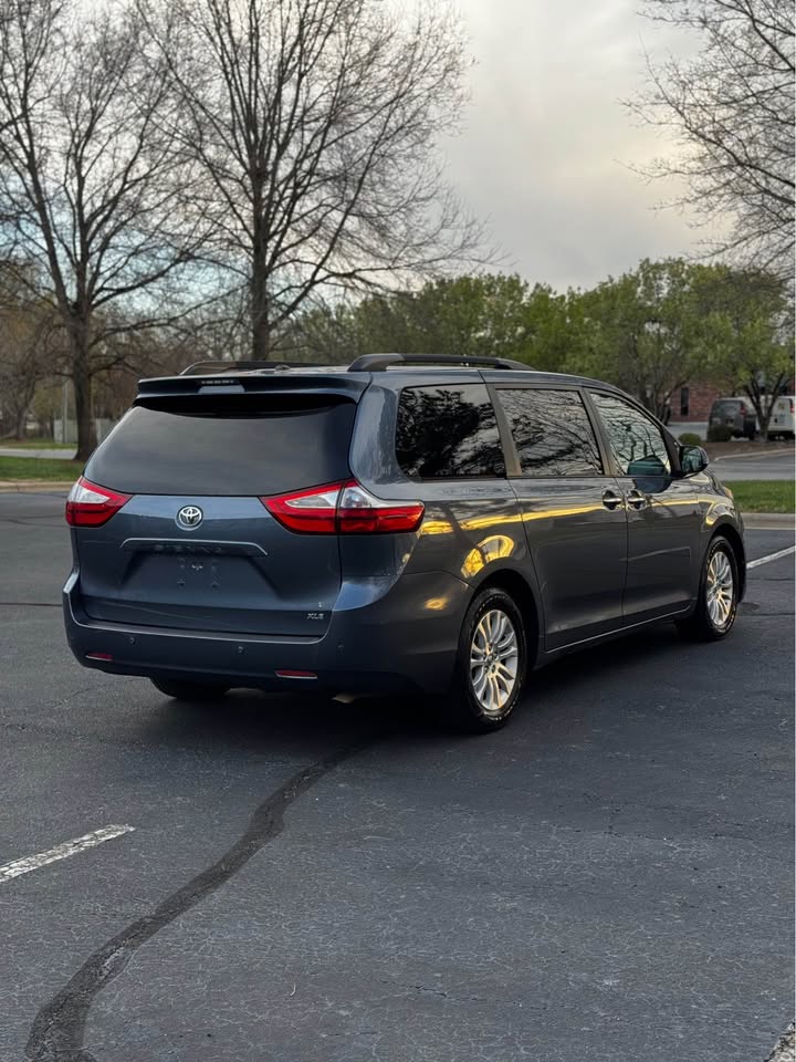 2015 Toyota Sienna XLE photo 7