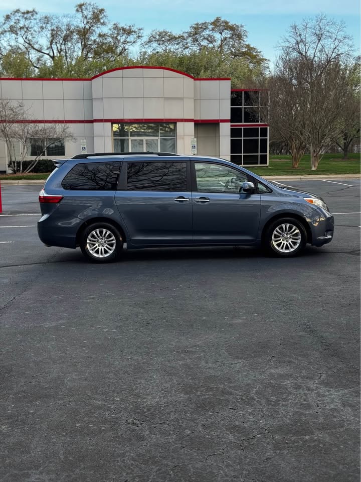 2015 Toyota Sienna XLE photo 8
