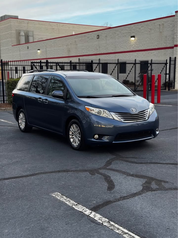 2015 Toyota Sienna XLE photo 9