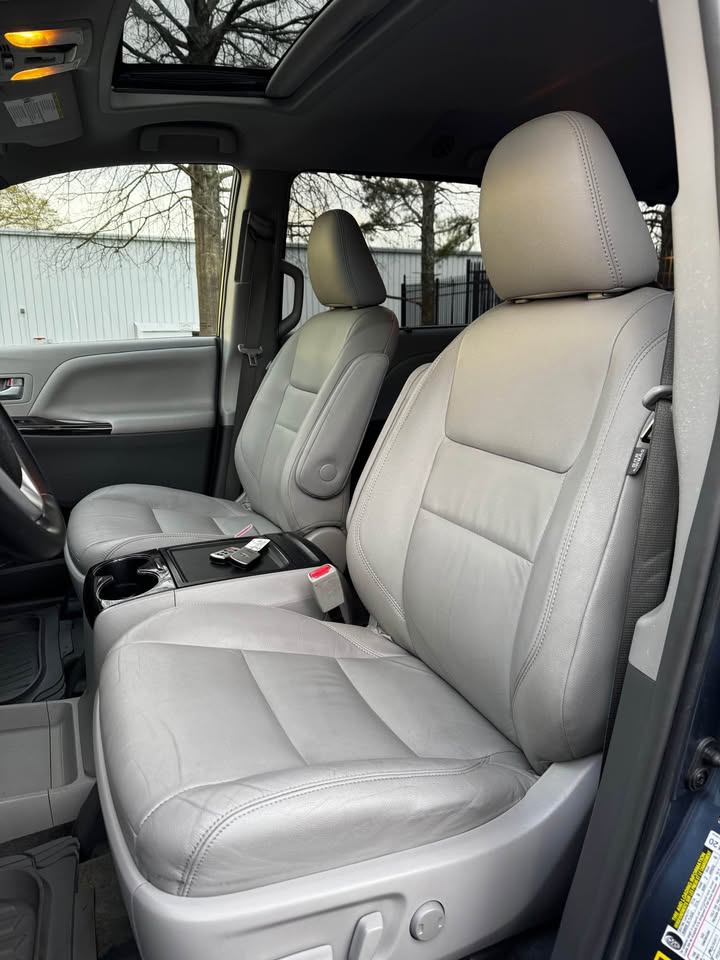 2015 Toyota Sienna XLE photo 10