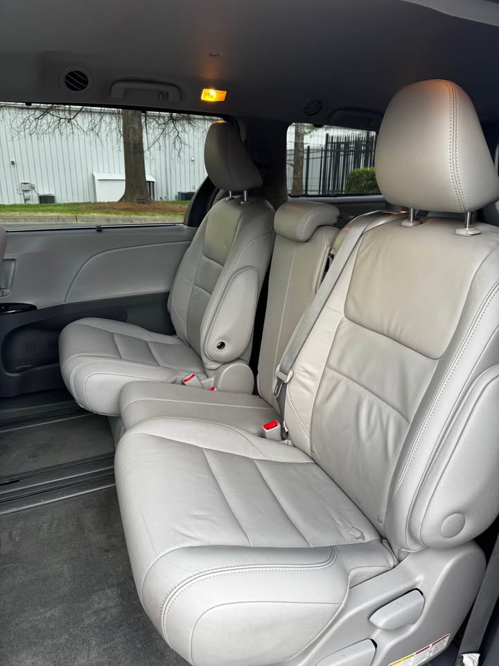 2015 Toyota Sienna XLE photo 11