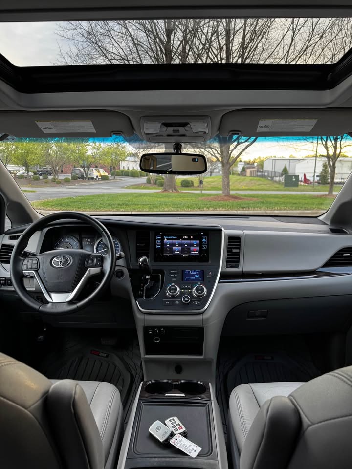 2015 Toyota Sienna XLE photo 13