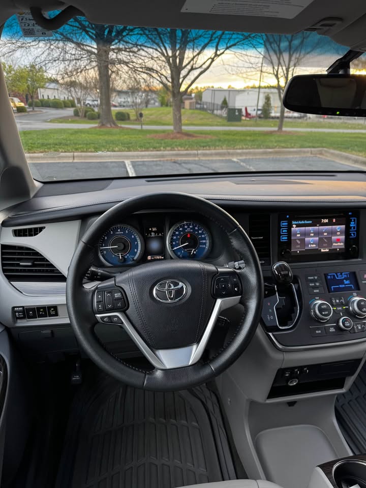 2015 Toyota Sienna XLE photo 14