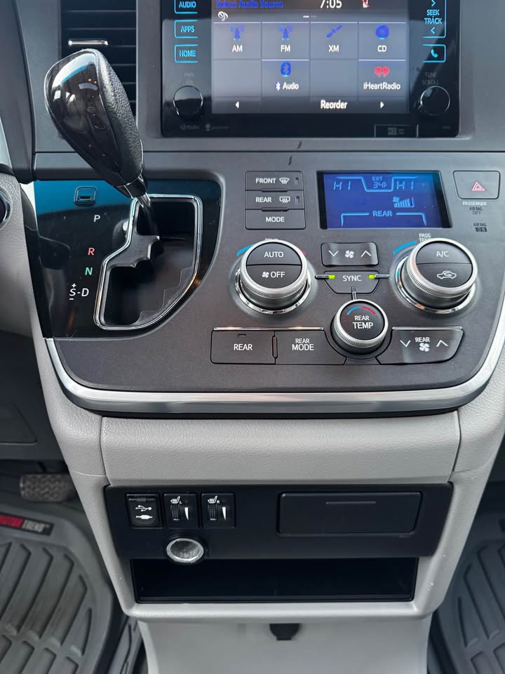 2015 Toyota Sienna XLE photo 16