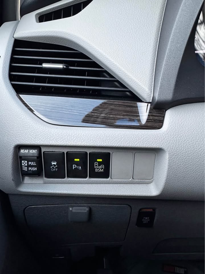 2015 Toyota Sienna XLE photo 17