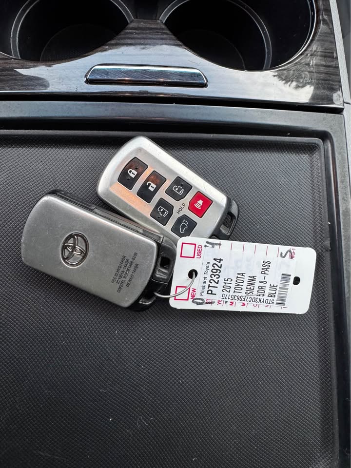 2015 Toyota Sienna XLE photo 18