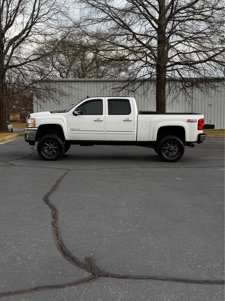 2011 Chevrolet Silverado 2500 HD Crew Cab photo 3