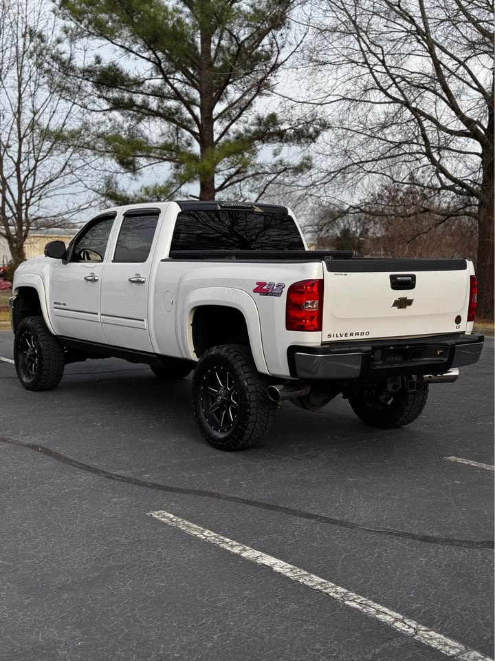 2011 Chevrolet Silverado 2500 HD Crew Cab photo 4