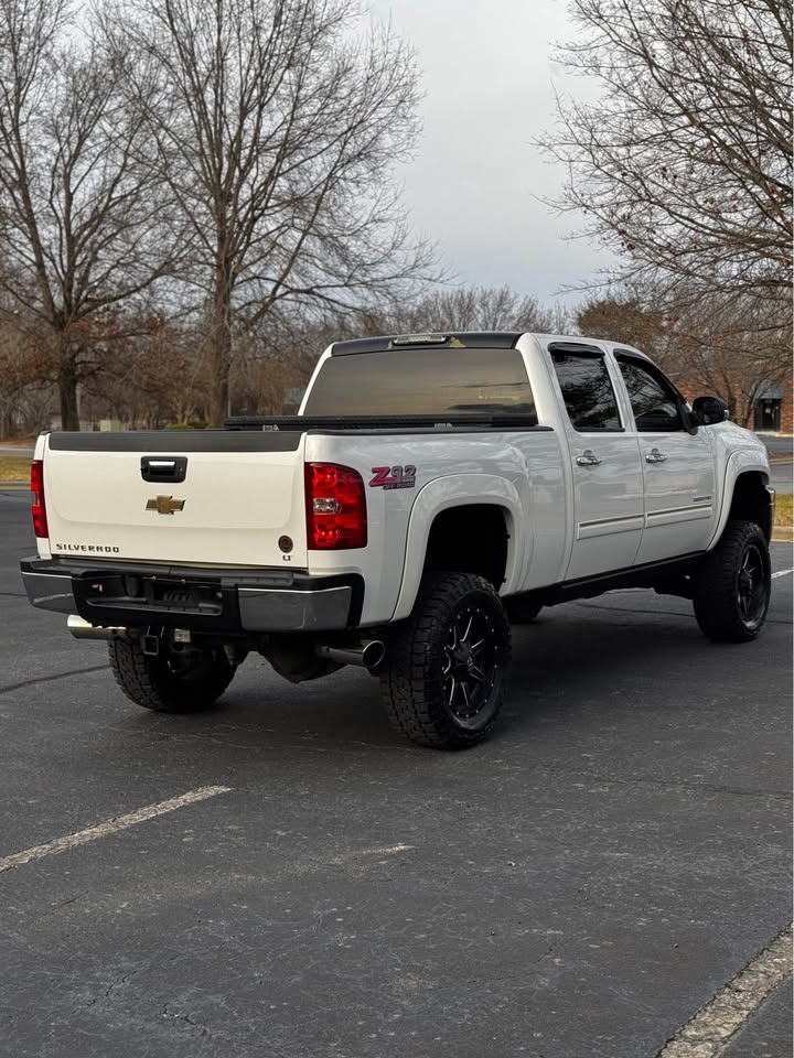 2011 Chevrolet Silverado 2500 HD Crew Cab photo 5