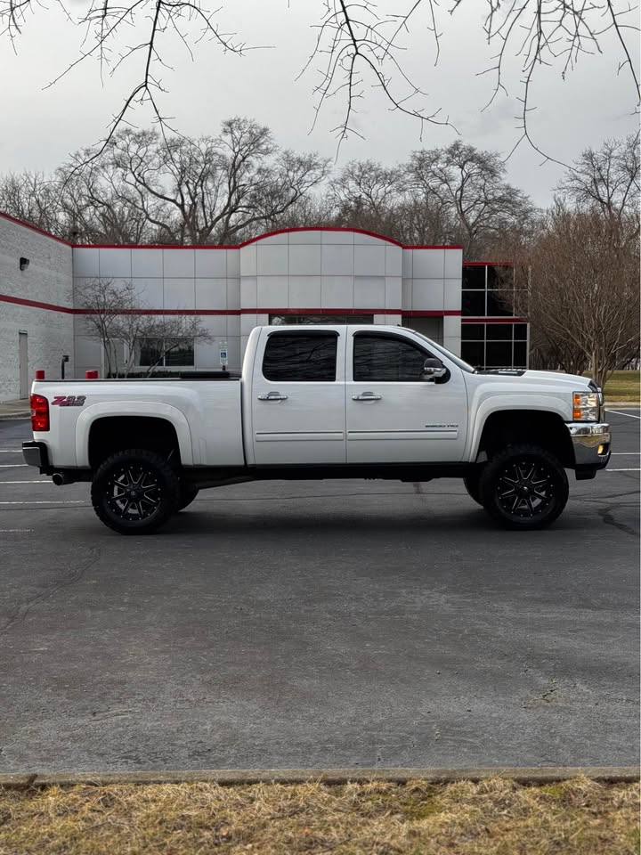 2011 Chevrolet Silverado 2500 HD Crew Cab photo 6