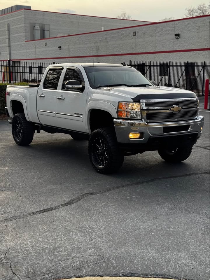 2011 Chevrolet Silverado 2500 HD Crew Cab photo 7