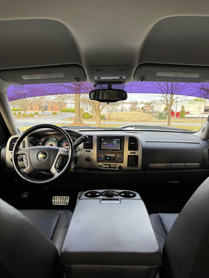2011 Chevrolet Silverado 2500 HD Crew Cab photo 13
