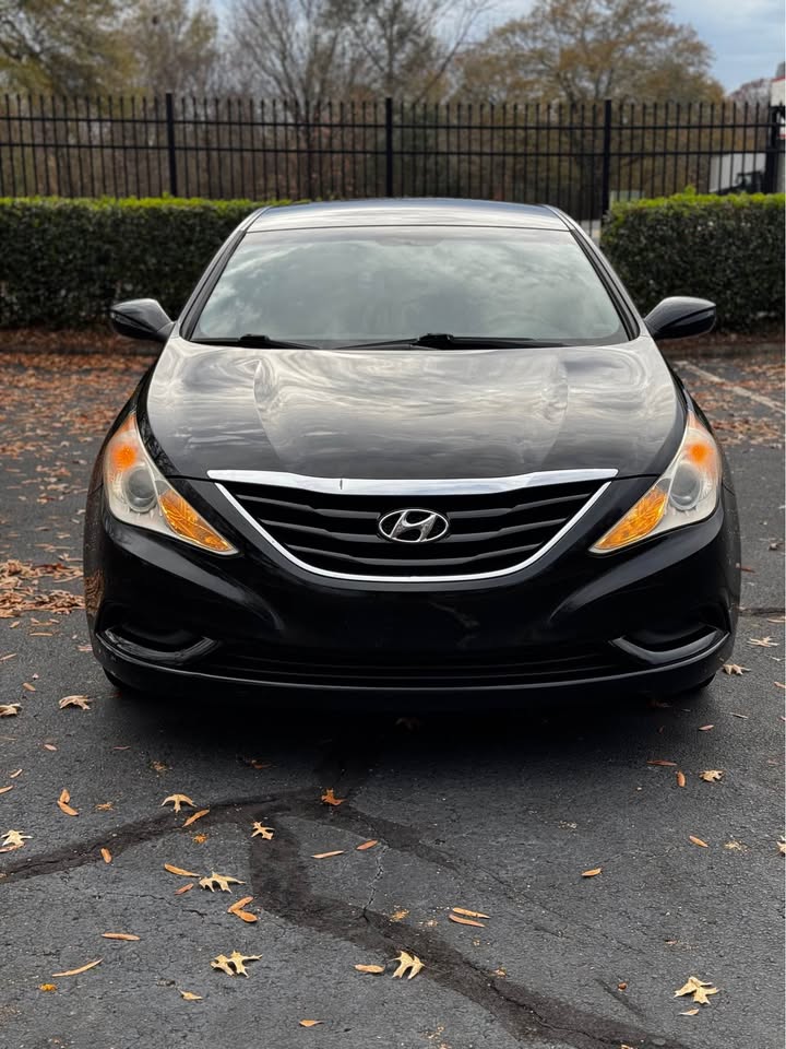 2011 Hyundai Sonata GLS angle view