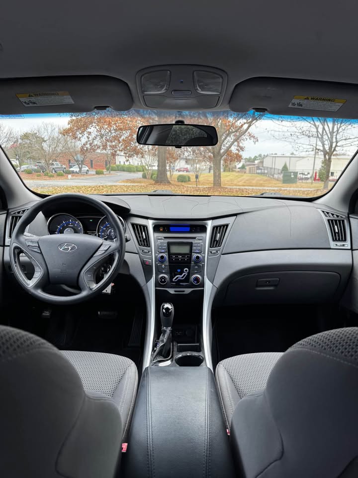 2011 Hyundai Sonata GLS photo 12