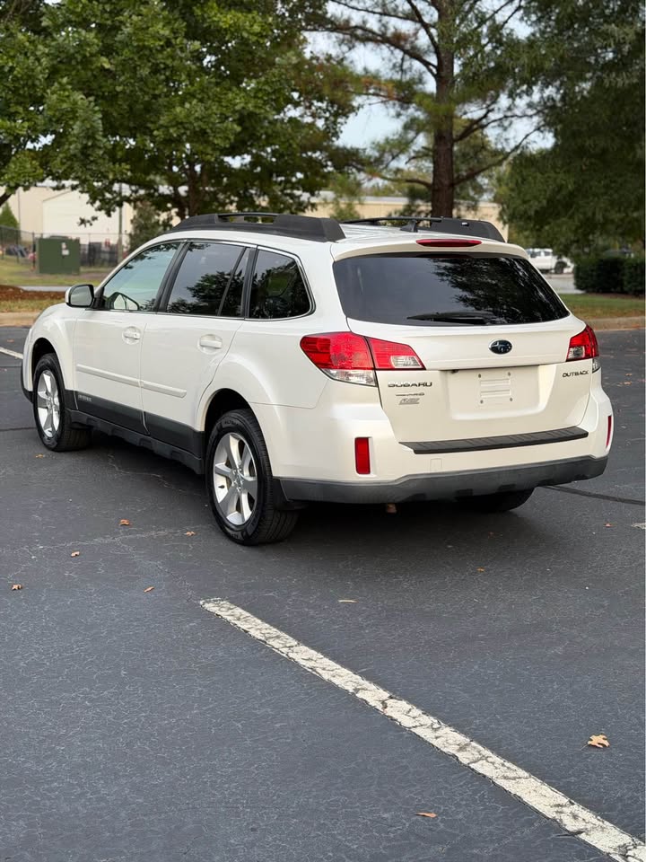 2014 Subaru Outback 2.5i Limited photo 5
