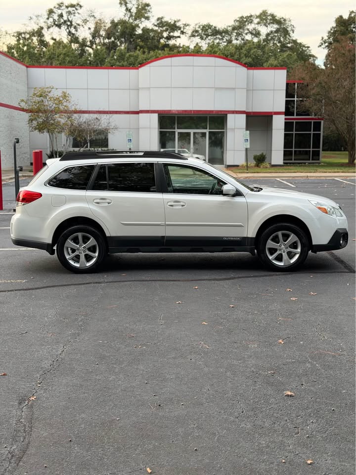 2014 Subaru Outback 2.5i Limited photo 8