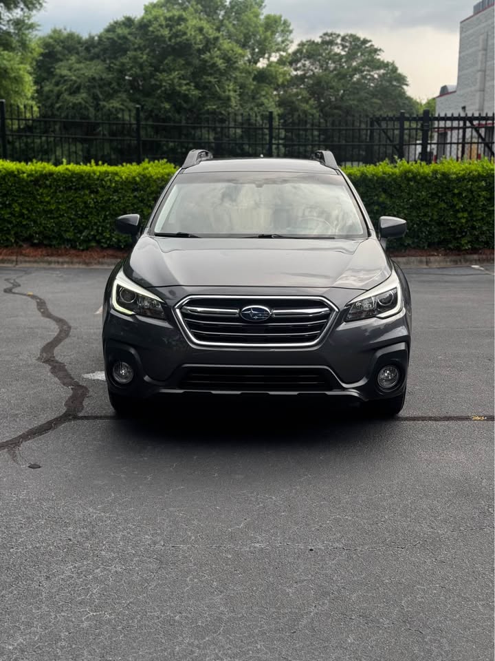2018 Subaru Outback 2.5i Premium Wagon 4D photo 2