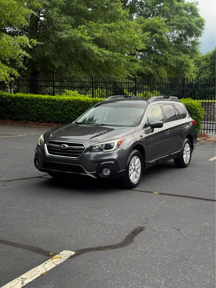 2018 Subaru Outback 2.5i Premium Wagon 4D photo 3