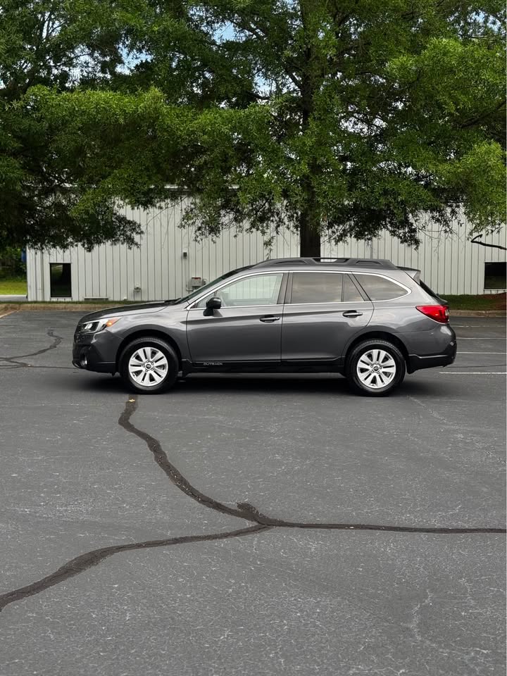 2018 Subaru Outback 2.5i Premium Wagon 4D photo 4