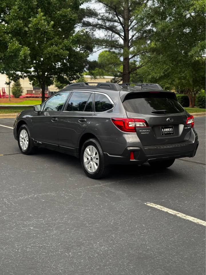 2018 Subaru Outback 2.5i Premium Wagon 4D photo 5