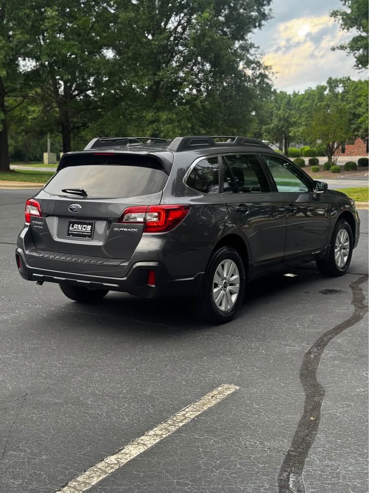 2018 Subaru Outback 2.5i Premium Wagon 4D photo 7