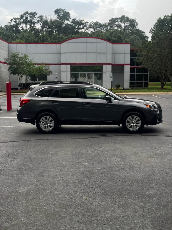 2018 Subaru Outback 2.5i Premium Wagon 4D photo 8