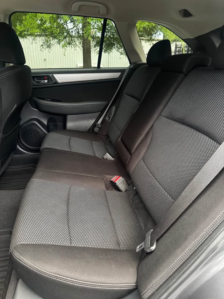 2018 Subaru Outback 2.5i Premium Wagon 4D photo 11