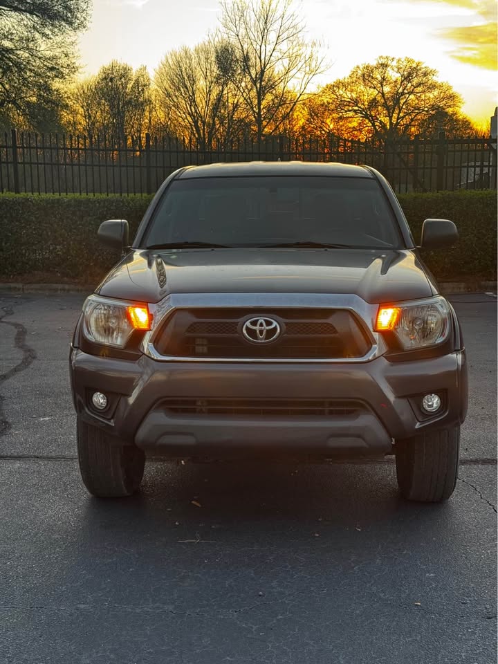2012 Toyota Tacoma PreRunner V6 Crew Cab photo 2