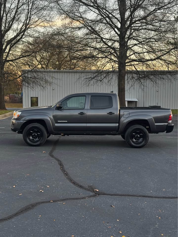 2012 Toyota Tacoma PreRunner V6 Crew Cab photo 3